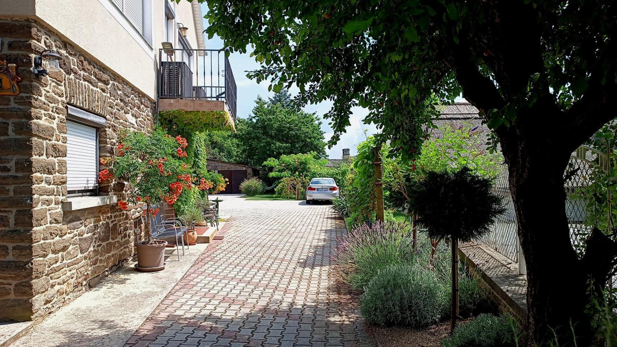 T.H.Ny Village Inn Cottage ตีฮานี ภายนอก รูปภาพ