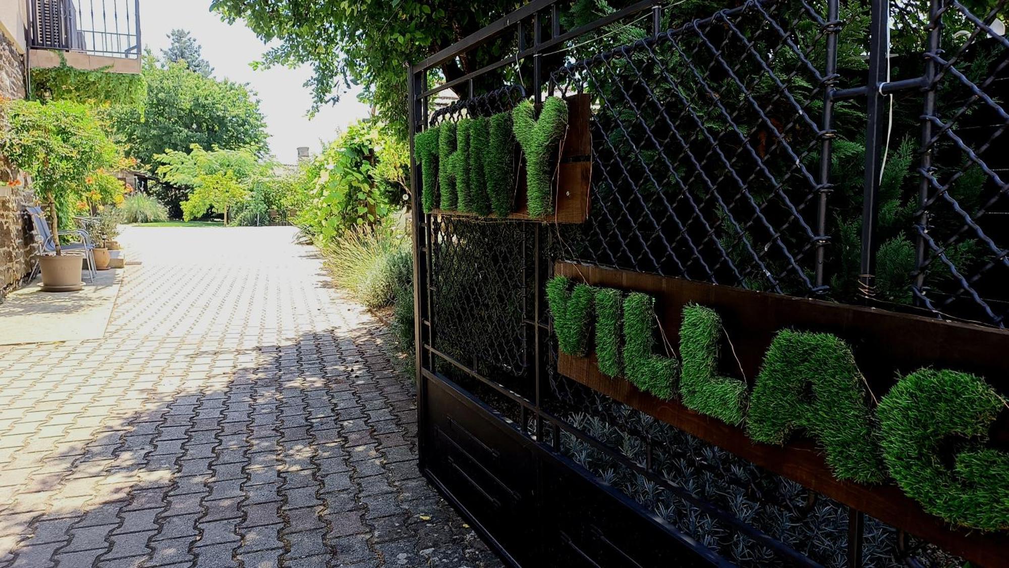T.H.Ny Village Inn Cottage ตีฮานี ภายนอก รูปภาพ